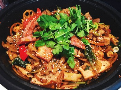 一道麻辣香鍋，滿足你的口腹之欲