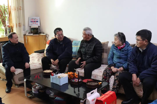 中國(guó)船舶風(fēng)帆公司開展老干部、困難員工慰問(wèn)活動(dòng)