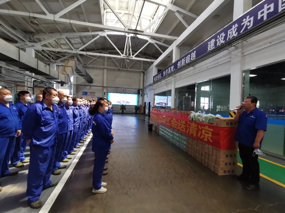 中船風(fēng)帆領(lǐng)導(dǎo)為一線(xiàn)員工送清涼